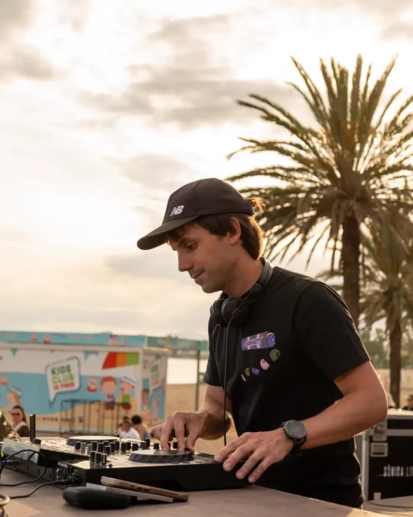 DJ Marvin punxant a la platja entre palmeres