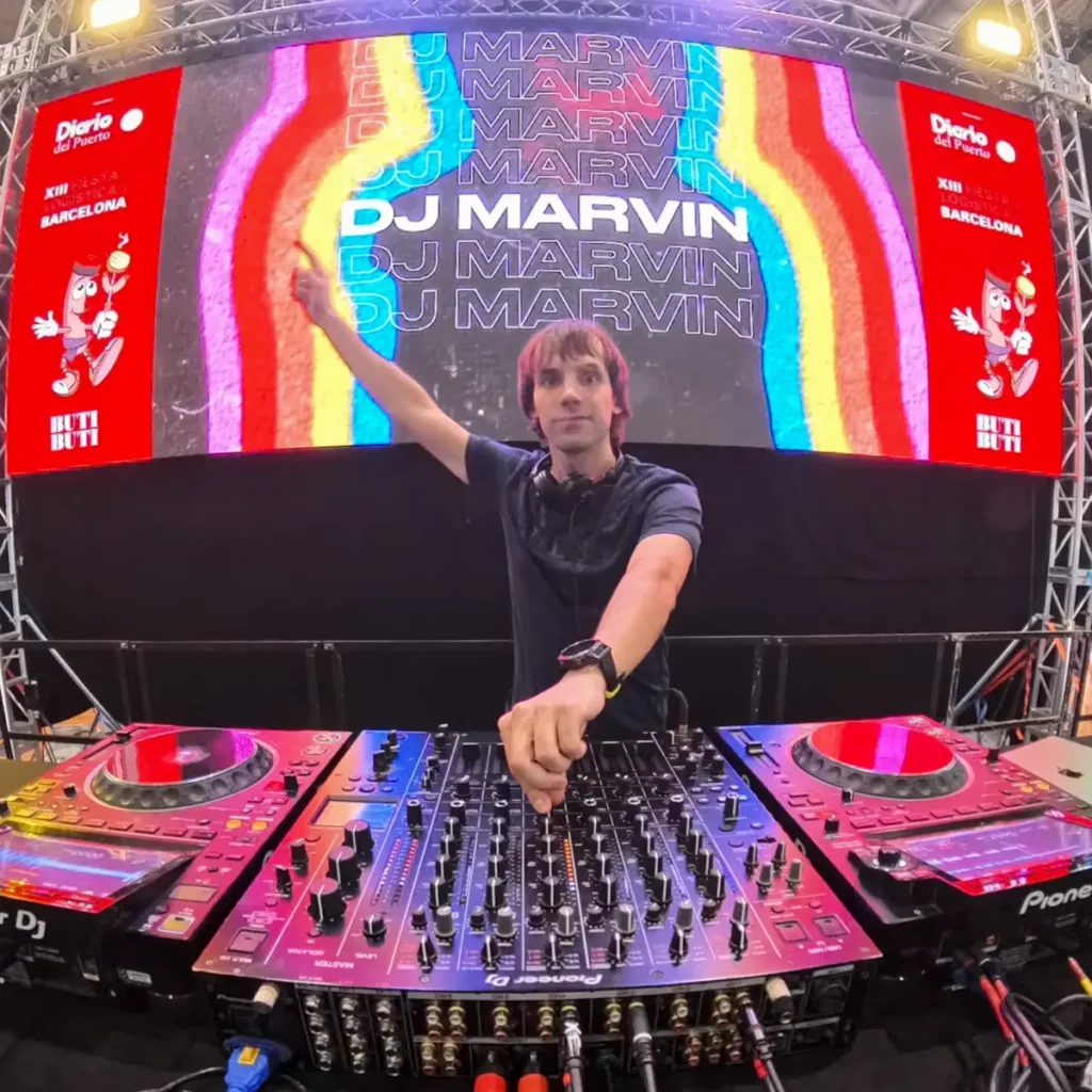 DJ Marvin punxant en un esdeveniment
