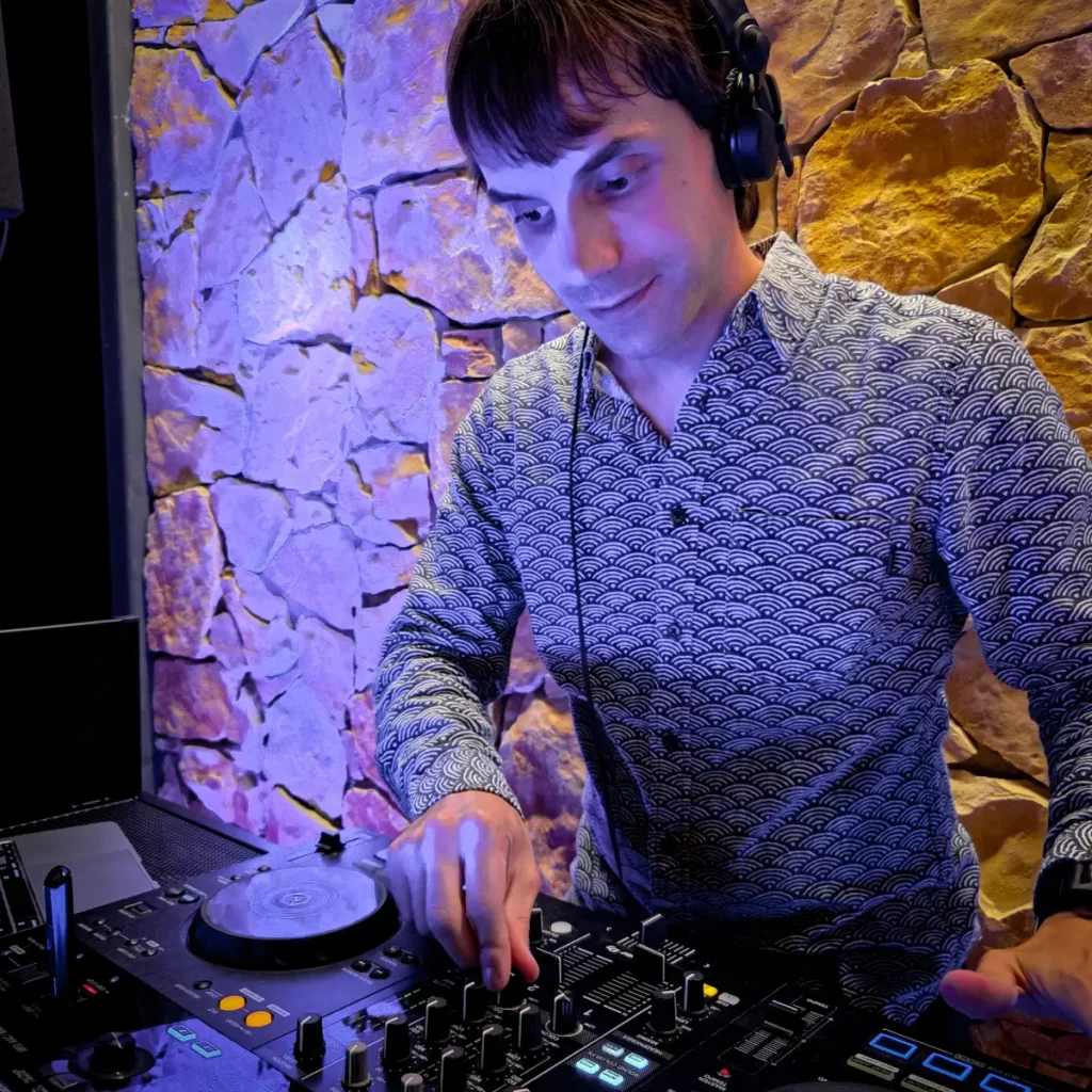 DJ Marvin punxant en un casament