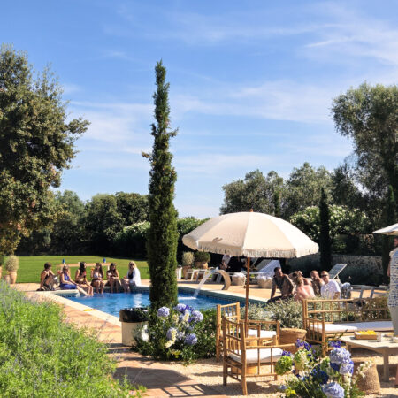 Pool party amb DJ en una vila amb piscina