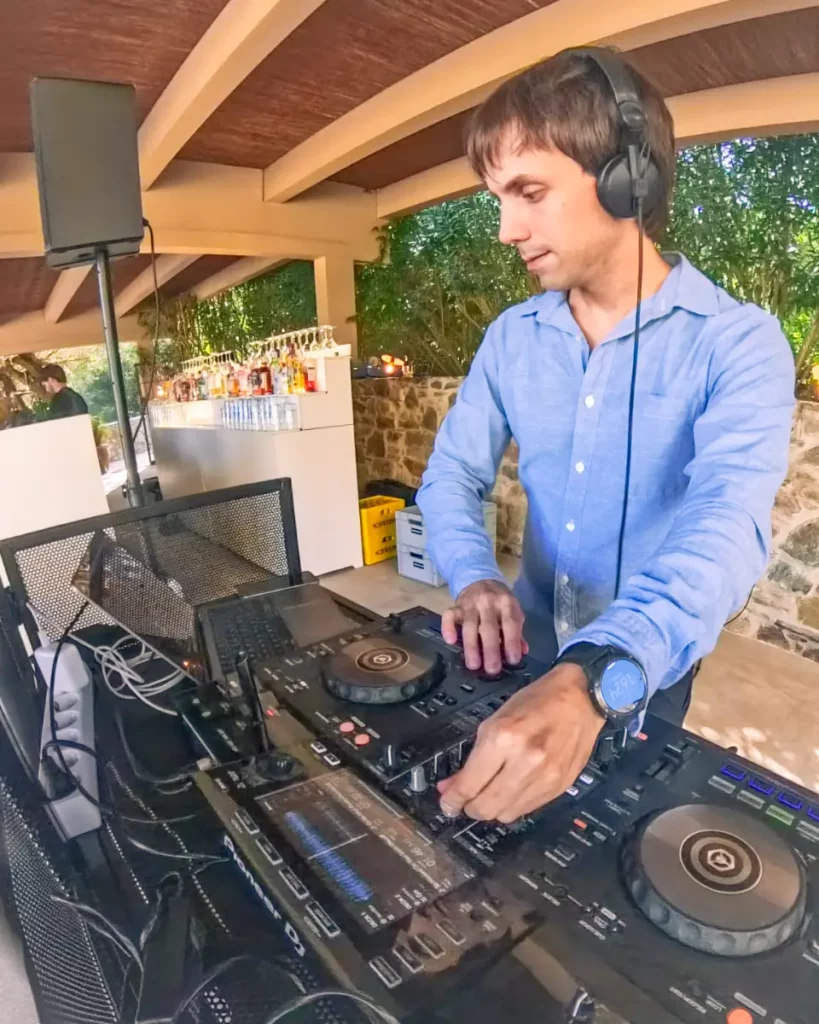 DJ Marvin en una festa exterior sota la pèrgola