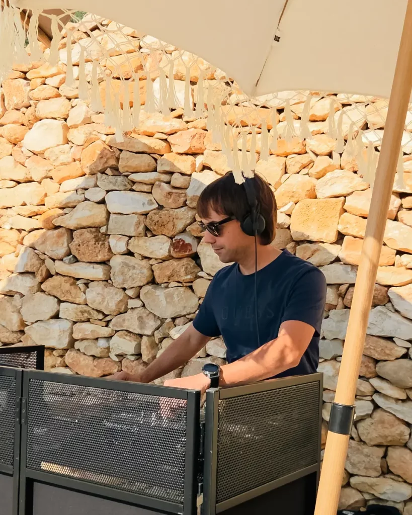 DJ Marvin sota el para-sol en una pool party