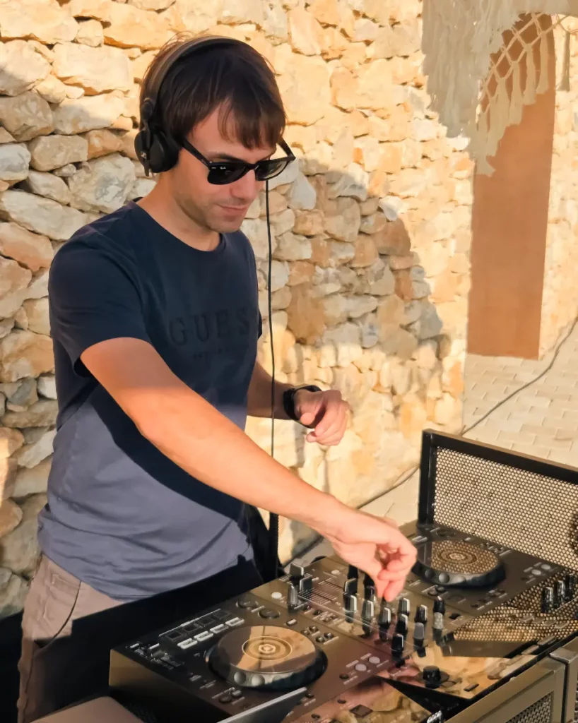 DJ Marvin punxant en una festa a l’aire lliure