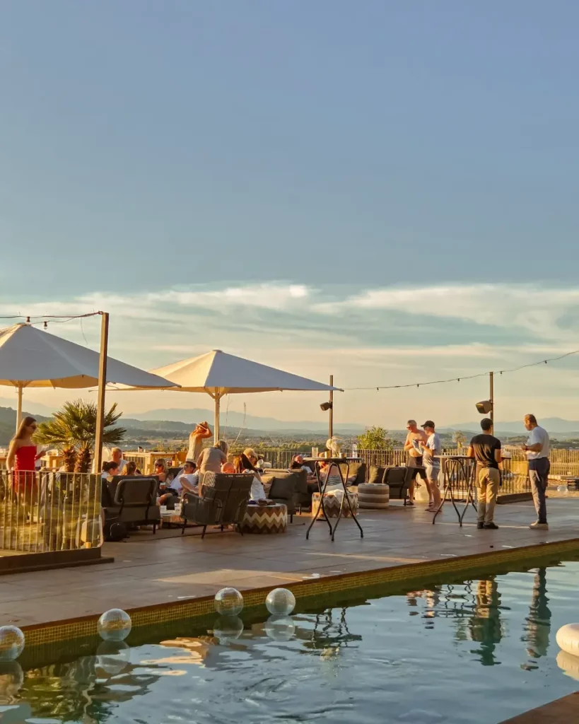 Pool party a la terrassa amb piscina a la posta de sol
