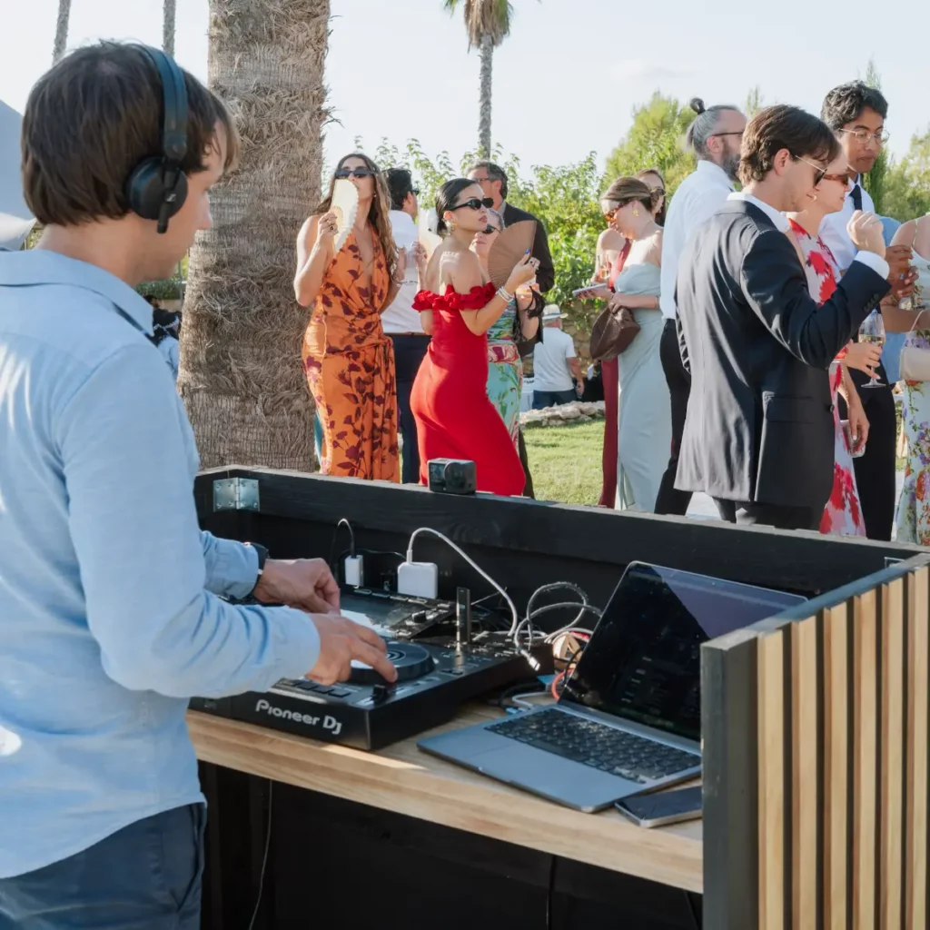DJ en una pre-boda amb els convidats ballant al jardí