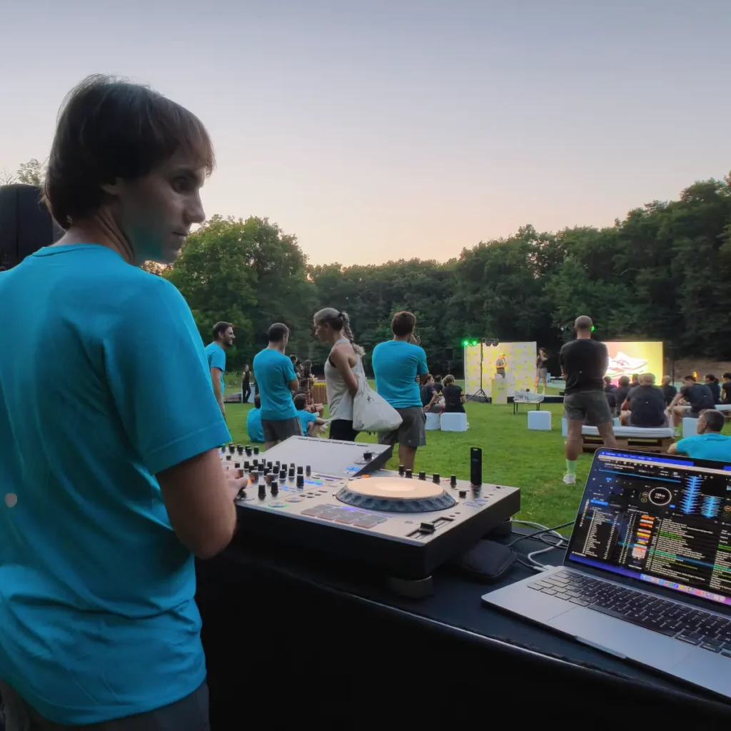 Asics a les Pistes d'atletisme d'Olot – DJ Marvin