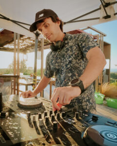 DJ Marvin punxant en una pool party a la posta de sol